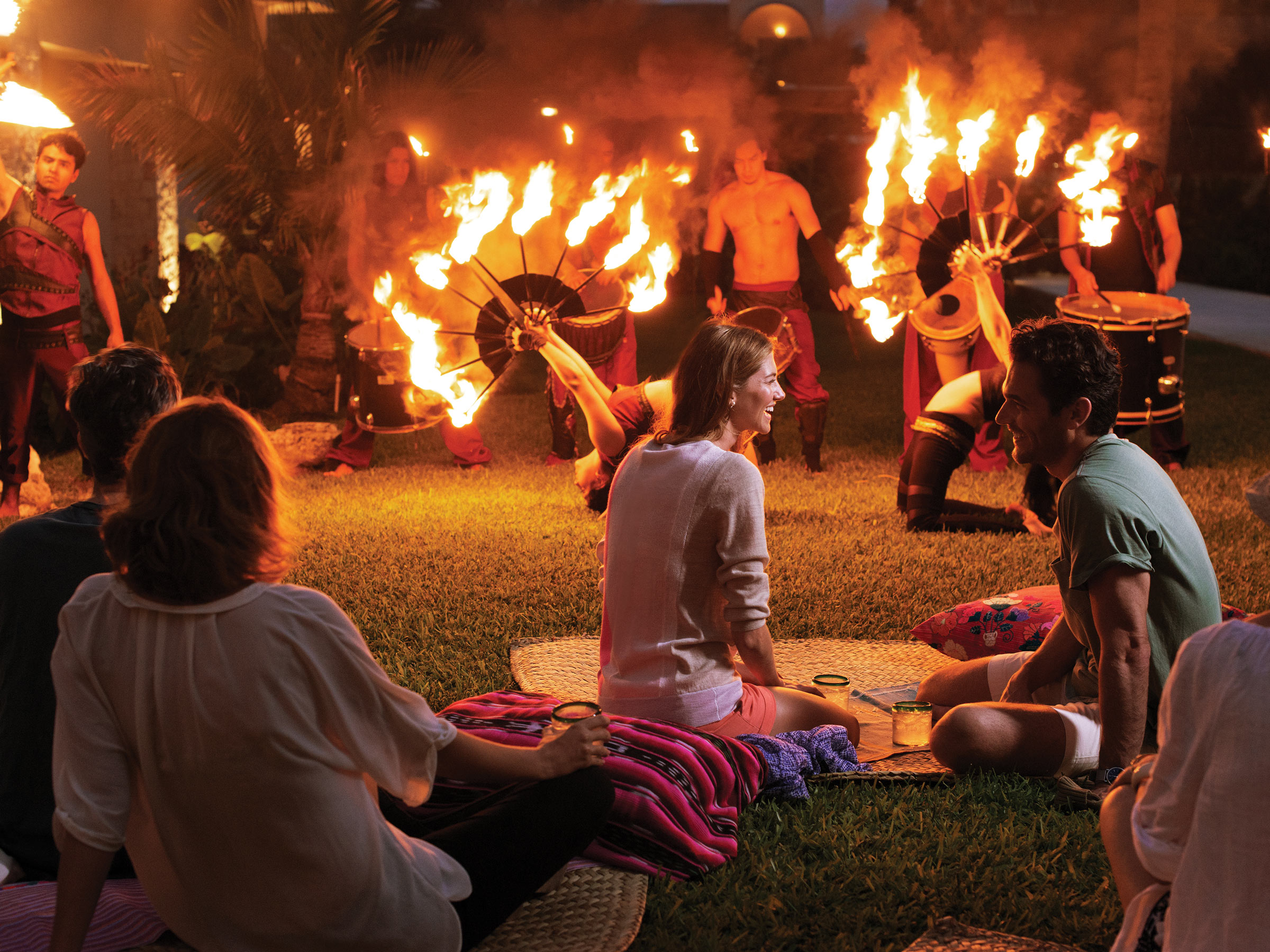 Espectáculo de Fuego Nocturno en un Resort de República Dominicana